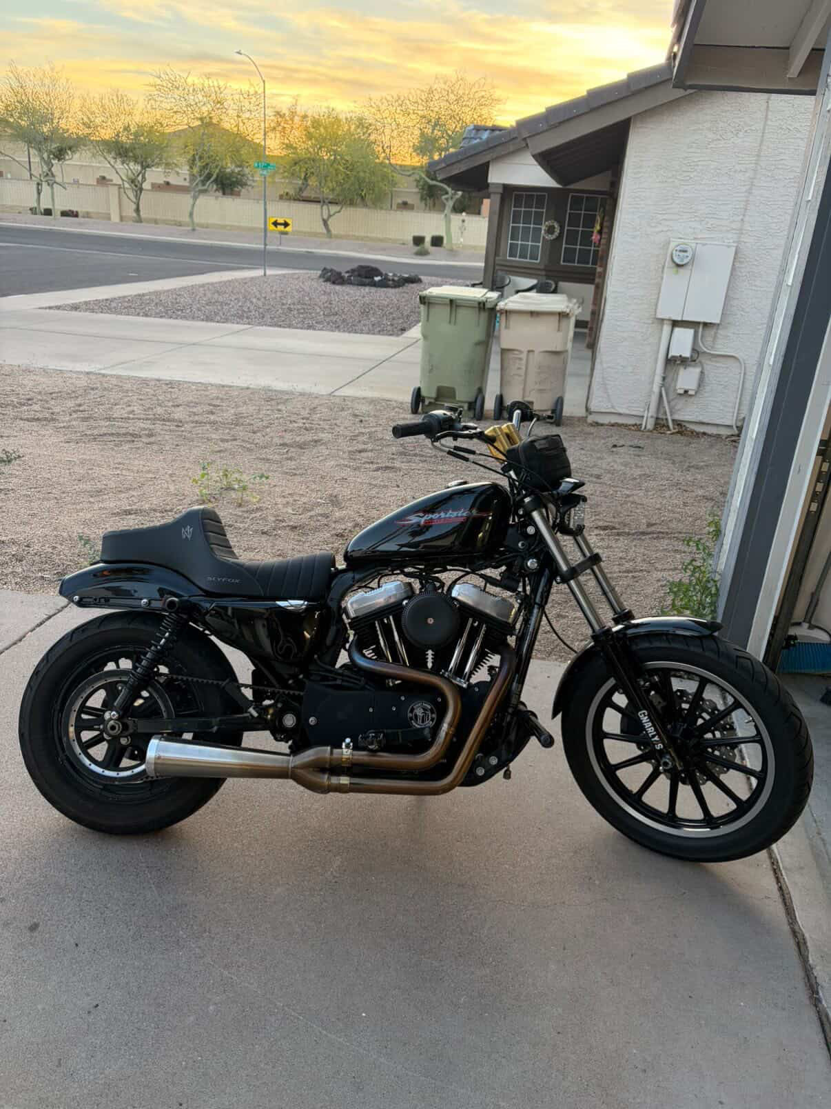 NEVER SURRENDER 04+ Sportster Highnoon Grey Stitch